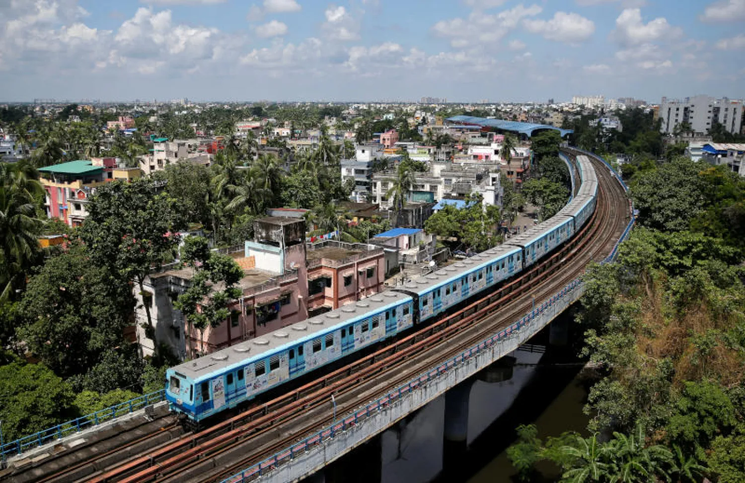 قطار يحمل ركاباً في مدينة هندية (رويترز)