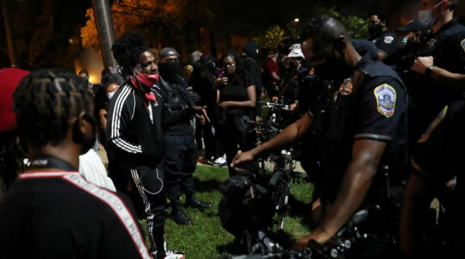 Washington’un 7. Bölgesi dışında polis memurları ile karşı karşıya gelen öfkeli protestocular (Reuters)