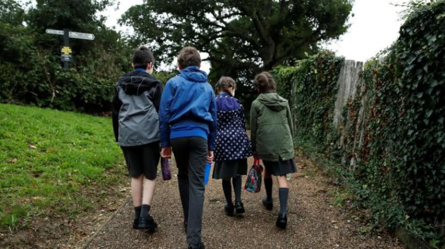 İngiltere şehirlerinden birinde okula giden çocuklar (Reuters)