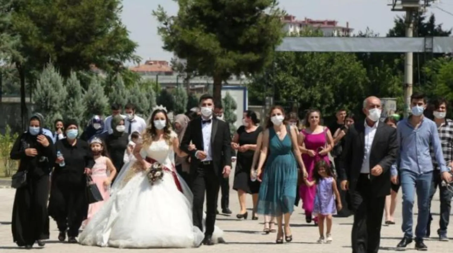 İstanbul'da düğünde toplanan bir aile (Reuters)
