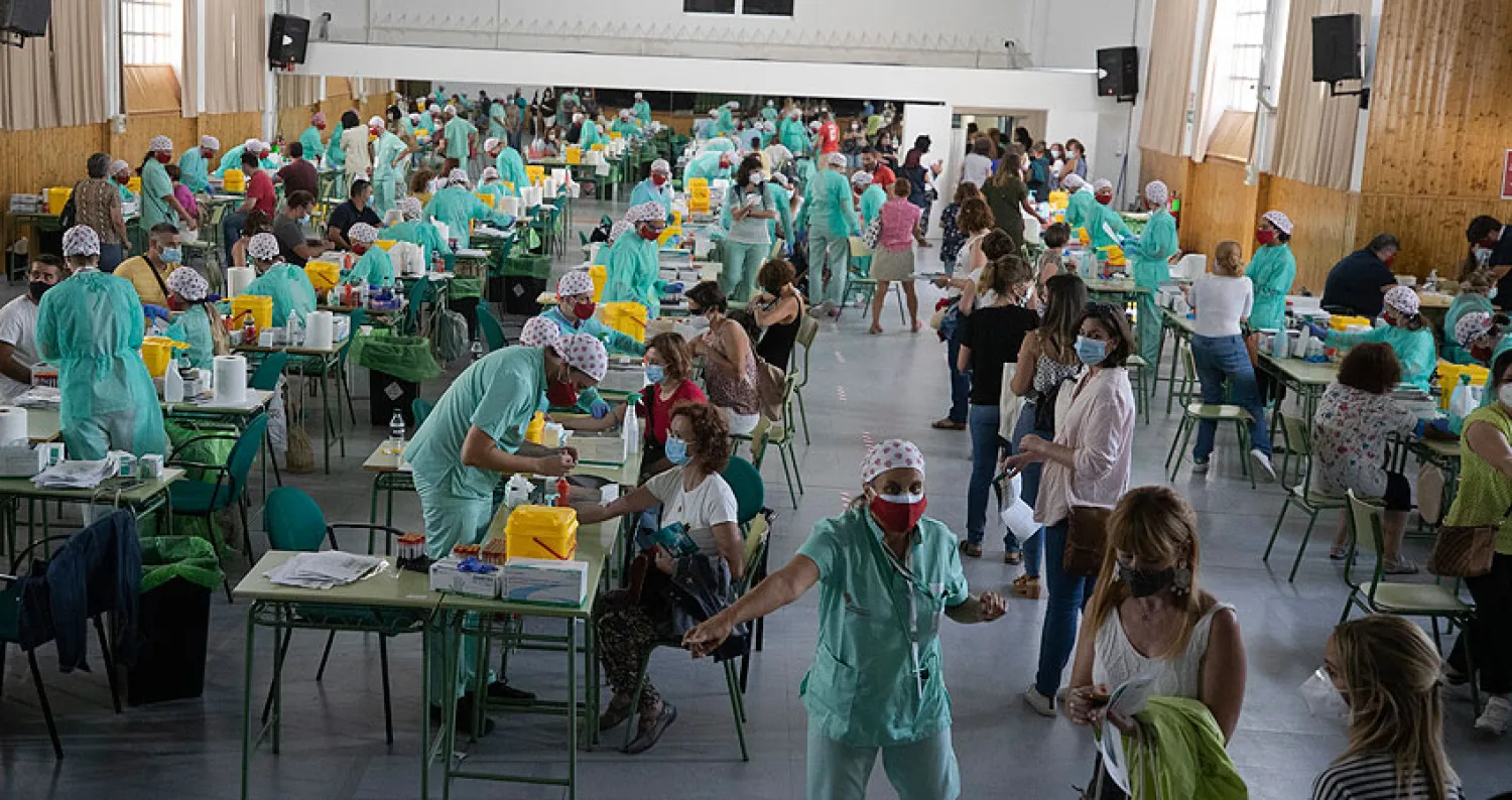 عشرات المعلمين الإسبان يخضعون لفحص «كورونا» قبل انطلاق العام الدراسي (أ.ب)