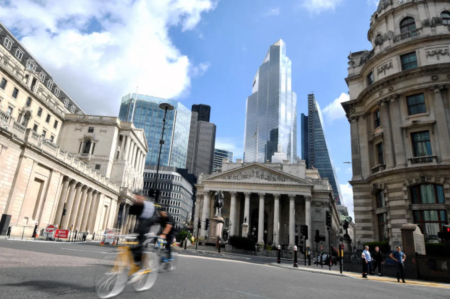 حركة خفيفة في قلب حي المال والأعمال في لندن (رويترز)