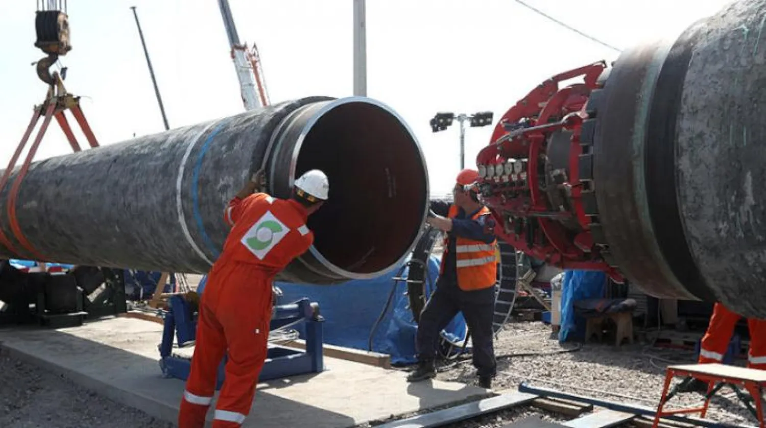 Putin'in Avrupa'ya karşı en önemli stratejik silah olarak gördüğü doğalgaz boru hattının inşa edildiği St. Petersburg’da yürütülen bölgesi. (Reuters)