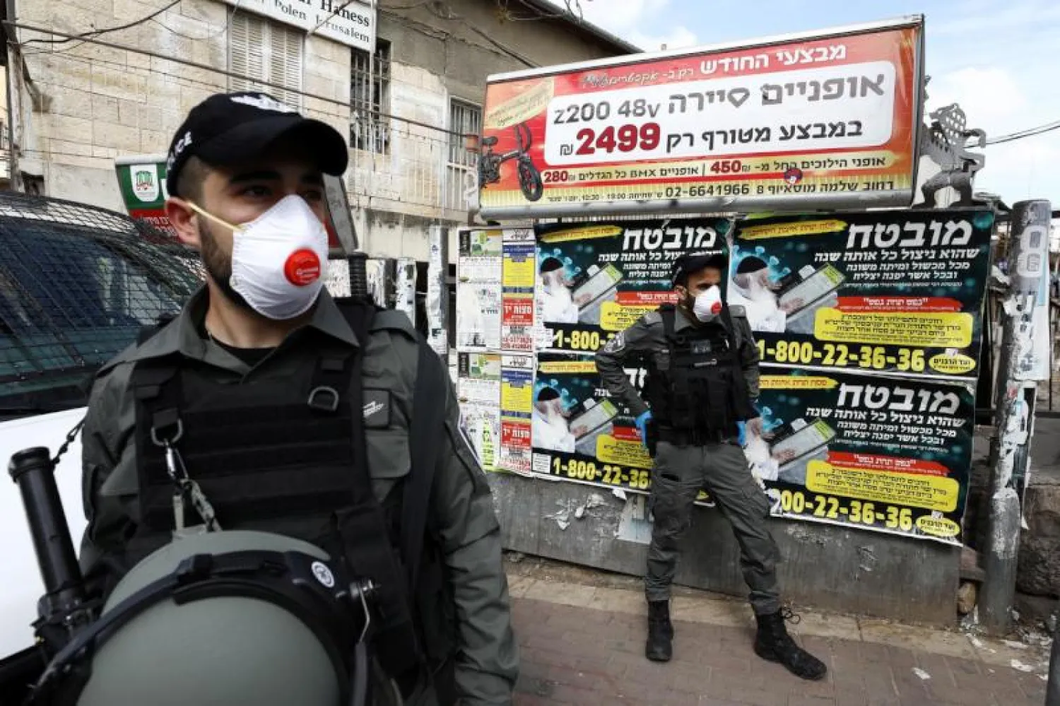 شرطيان إسرائيليان يضعان كمامتين في القدس (أرشيفية-رويترز)