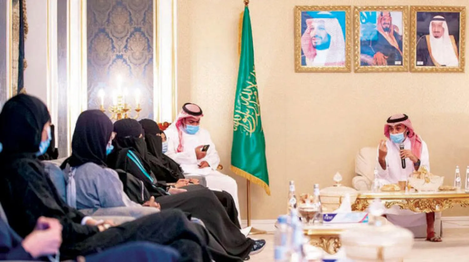 وزير الرياضة في جلسة حوارية مع مجموعة من شباب وفتيات الطائف (الشرق الأوسط)