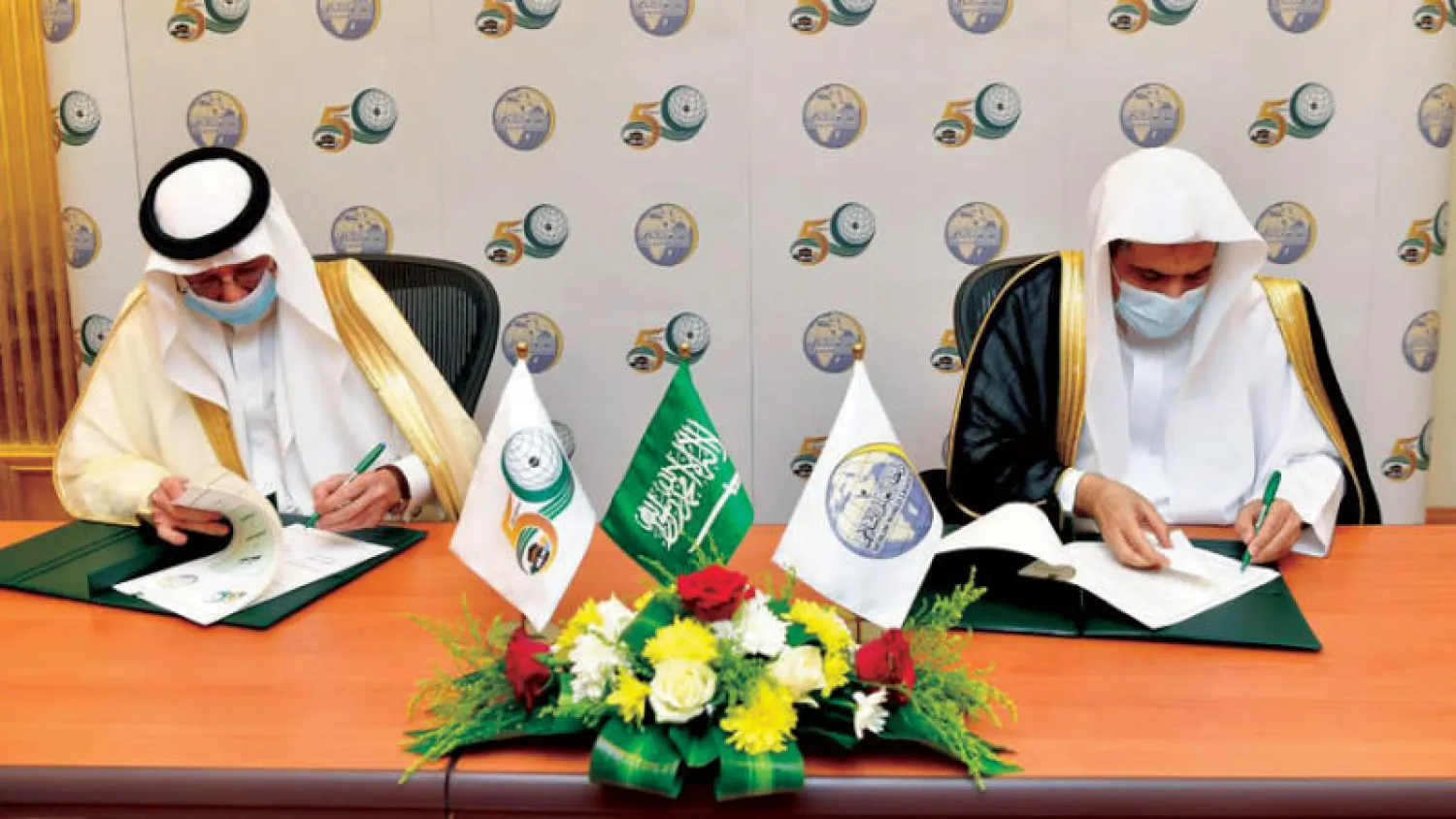 د. محمد العيسى ود. يوسف العثيمين خلال التوقيع على مذكرة التفاهم بين الرابطة والمنظمة (الشرق الأوسط)