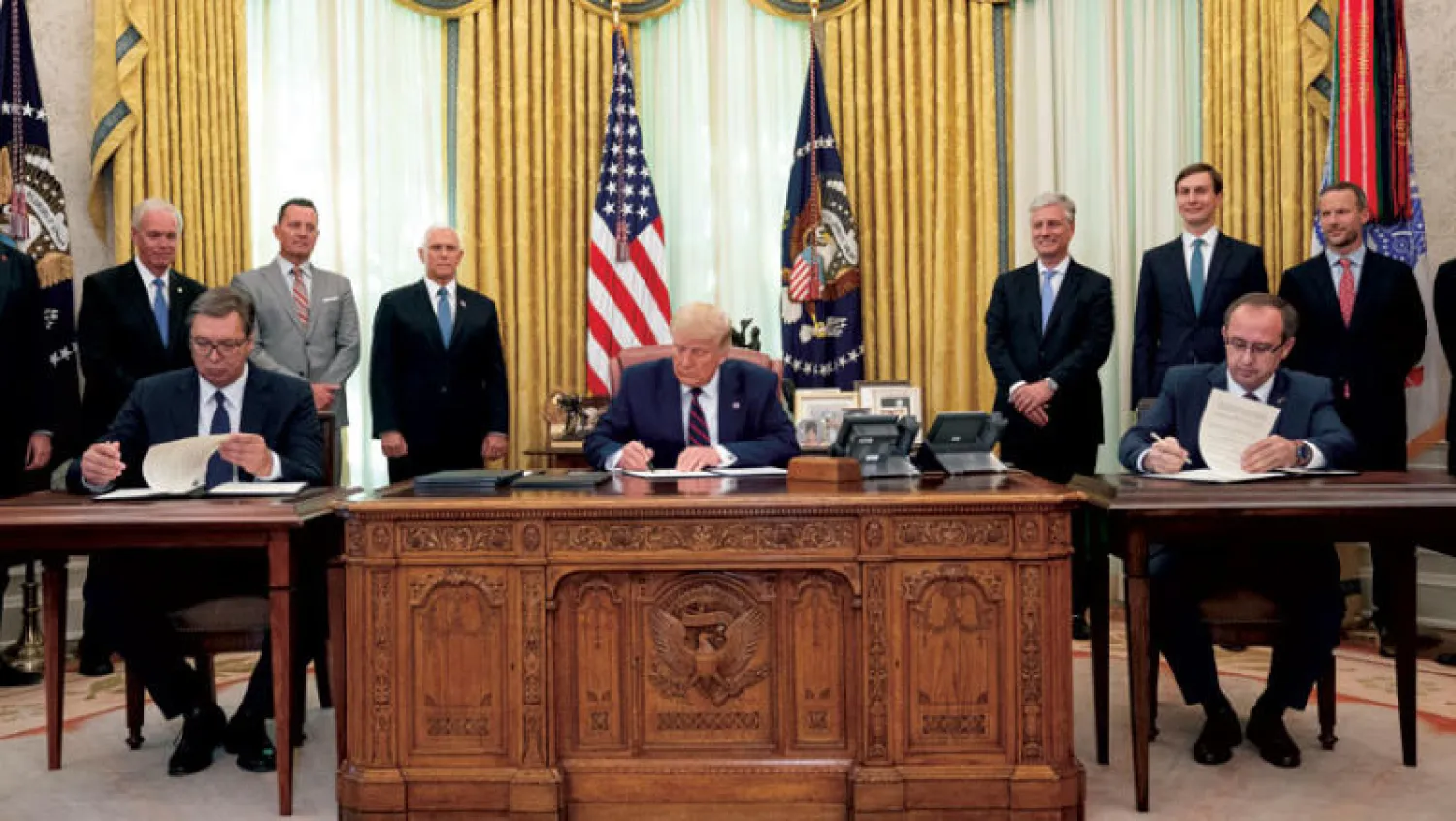 ترمب يتوسط رئيس وزراء كوسوفو (يمين) والرئيس الصربي (إ.ب.أ)