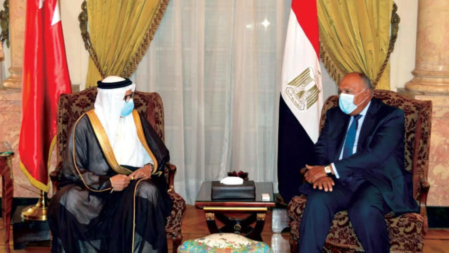 وزير الخارجية المصري سامح شكري ونظيره البحريني  عبد اللطيف الزياني في القاهرة أمس (الخارجية المصرية)