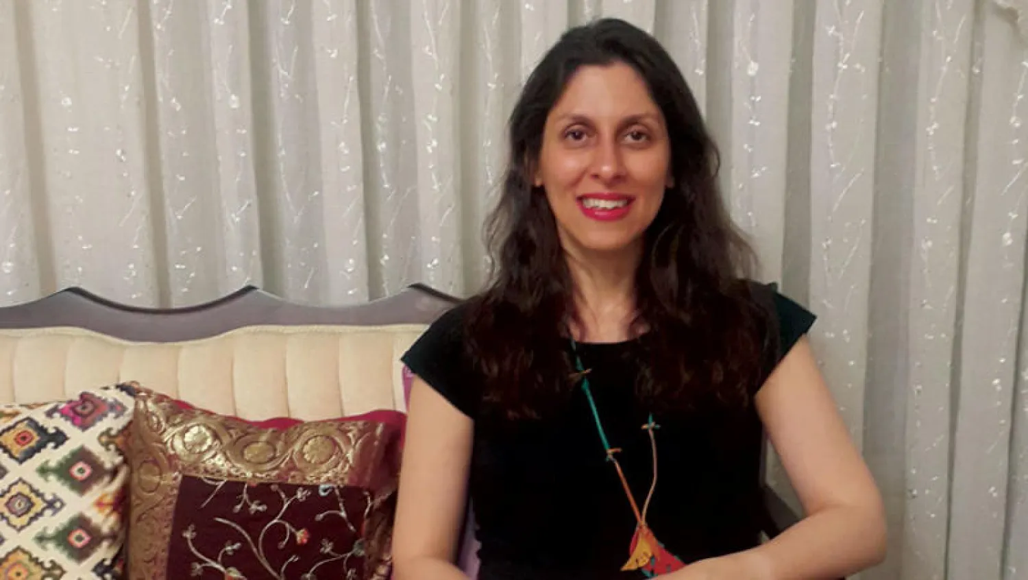 البريطانية من أصل إيراني زاغاري راتكليف  أثناء تحديد إقامتها في المنزل بطهران (أ.ف.ب)