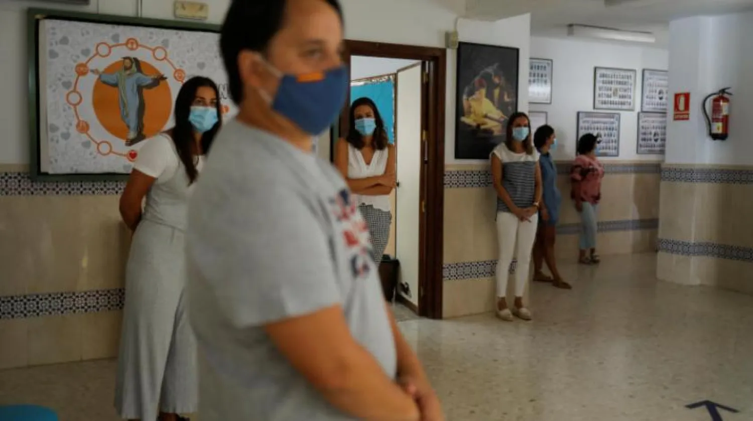 İspanya'nın güneyindeki Ronda'daki bir okulun eğitim görevlileri, koronavirüs testi yaptırmayı bekliyor (Reuters)