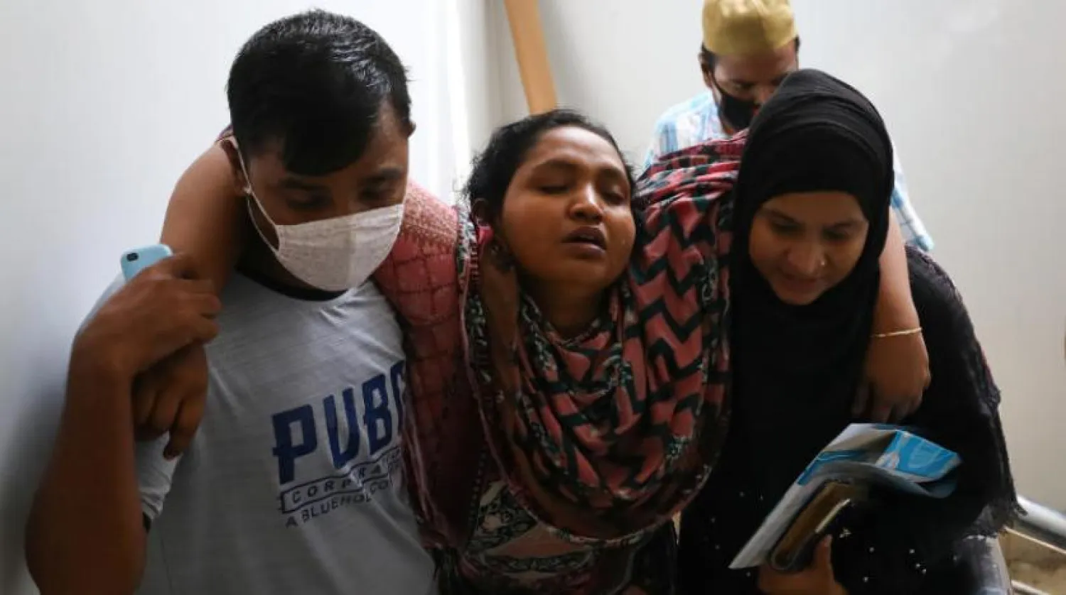 Narayangang'da bir hastaneye götürülen yaralı (Reuters)
