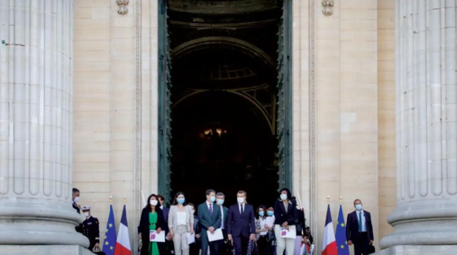 Fransa Cumhurbaşkanı, tören sırasında tarihi Pantheon anıtı önünde (Macron’un Twitter hesabı)