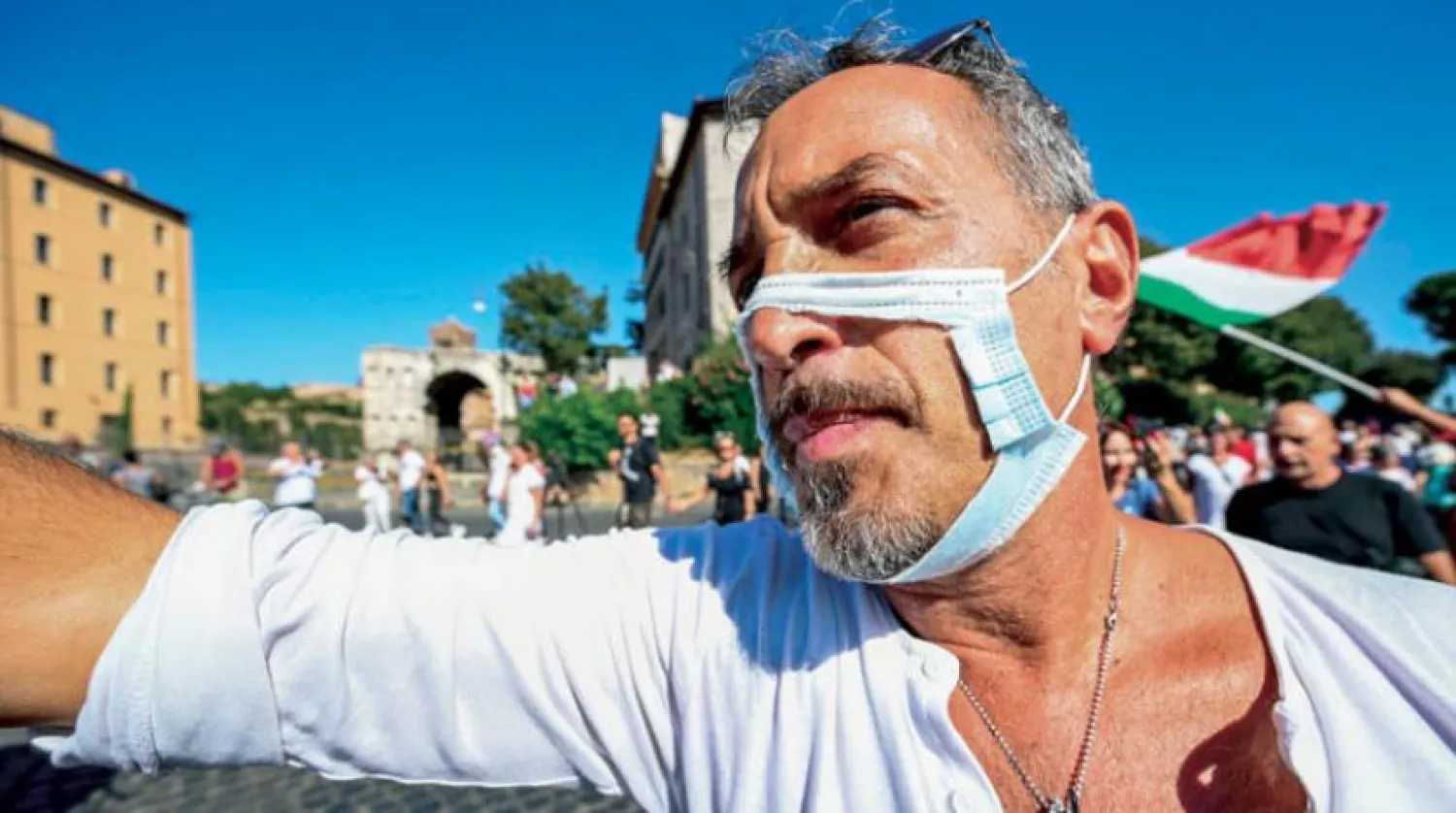 Dün Roma'da maske ve aşı karşıtı gösterilere katılan bir İtalyan (AFP)