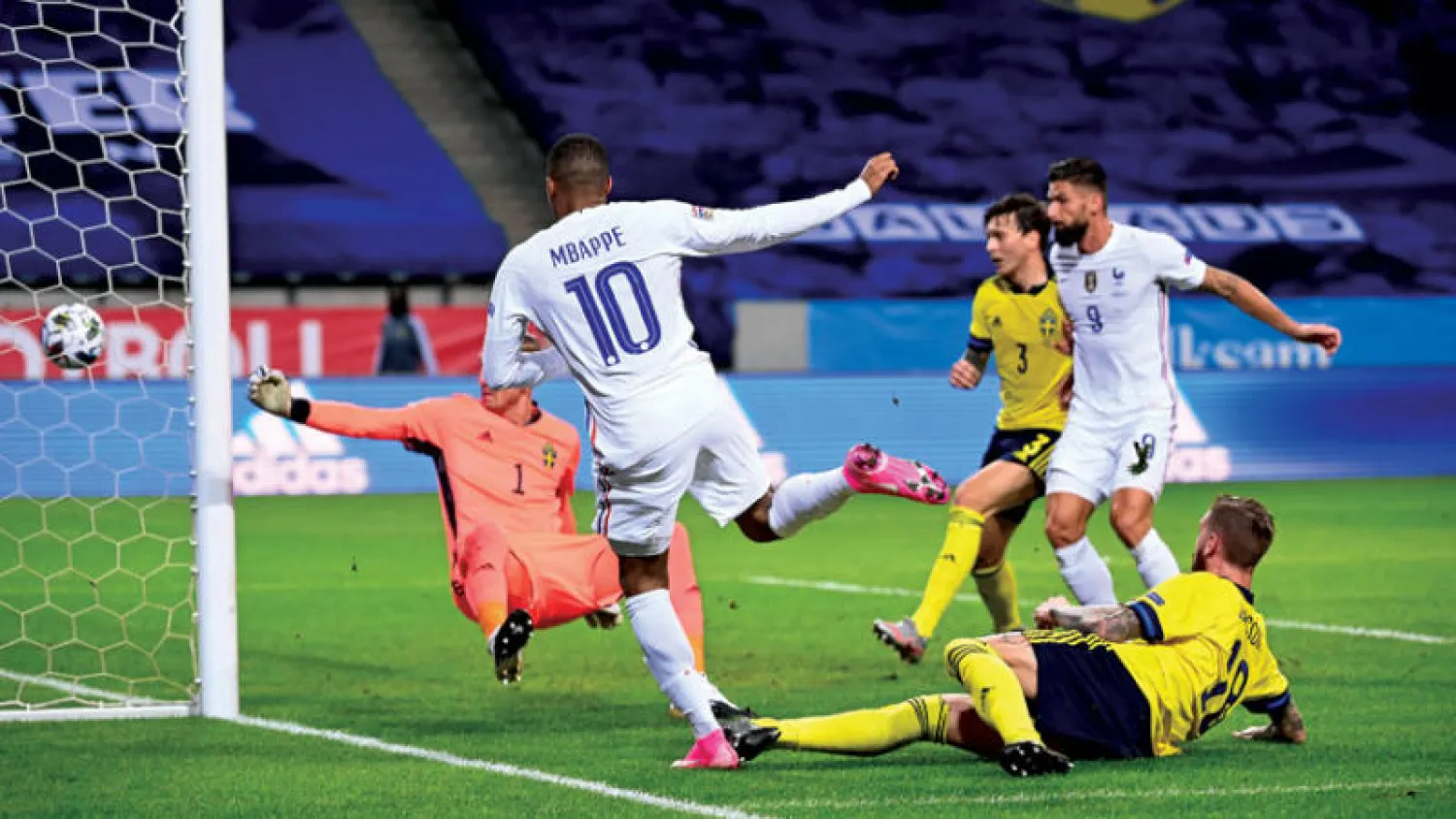 مبابي يسجل هدف فوز فرنسا على السويد (أ.ف.ب)