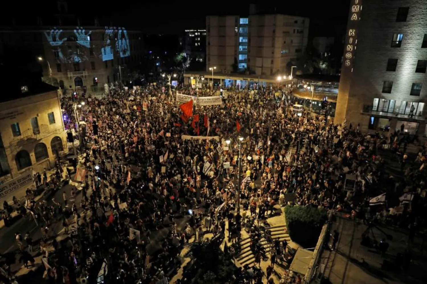 جانب من المظاهرات المعارضة لنتنياهو في القدس أمس (أ.ف.ب)