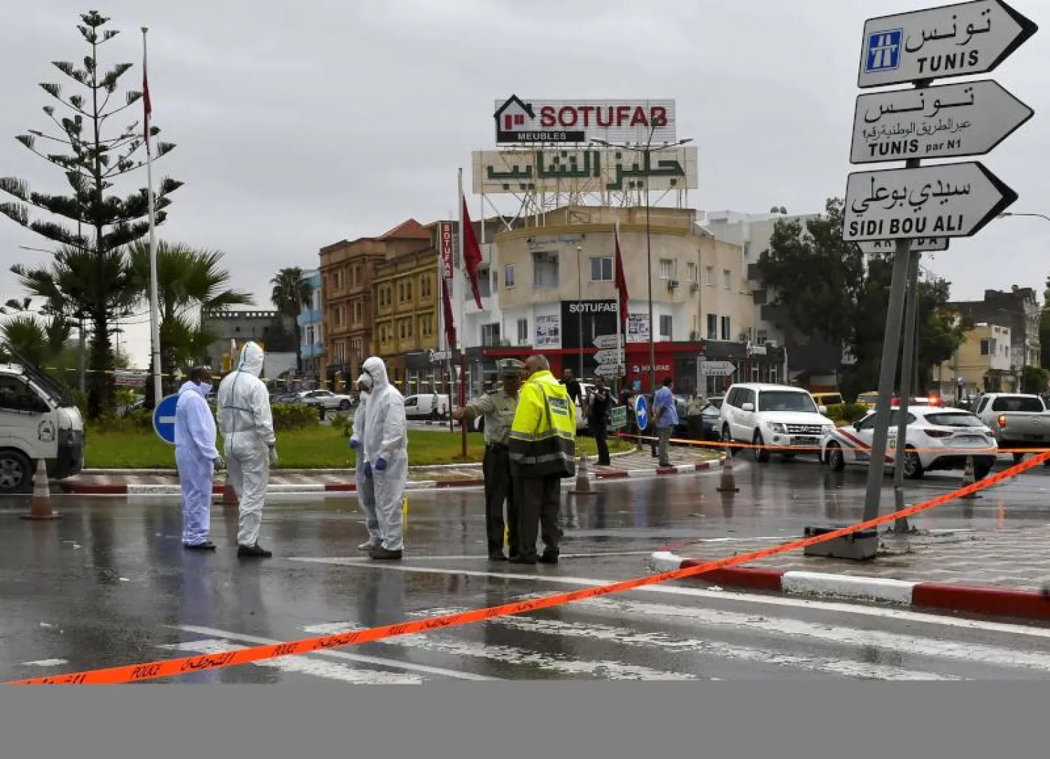 الشرطة التونسية في موقع الهجوم بمدينة سوسة جنوب العاصمة تونس (أ.ف.ب)