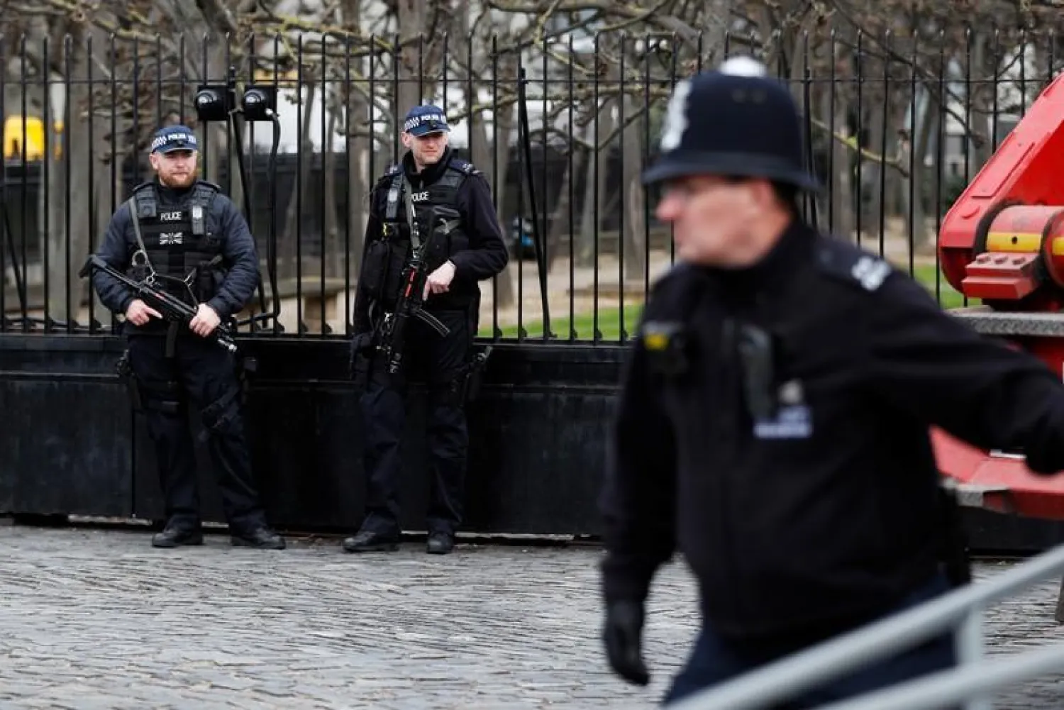 أفراد من الشرطة البريطانية أمام البرلمان في لندن (أرشيفية - رويترز)