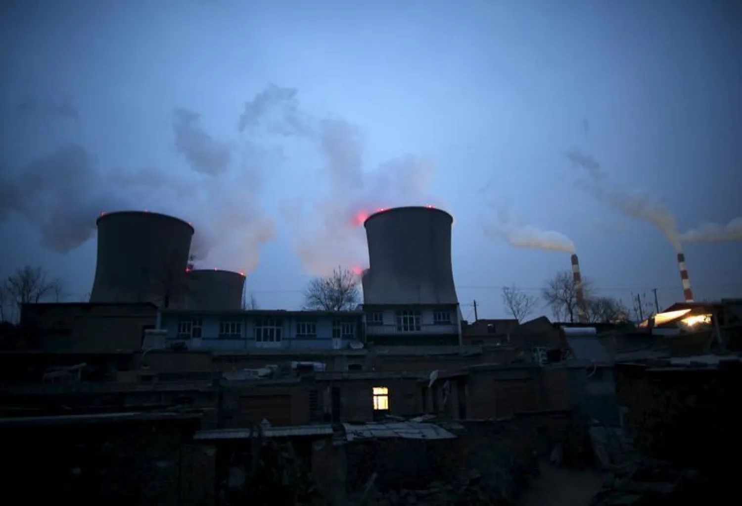 أدخنة متصاعدة من محطات للطاقة في الصين تعمل بالفحم (أرشيفية - رويترز)