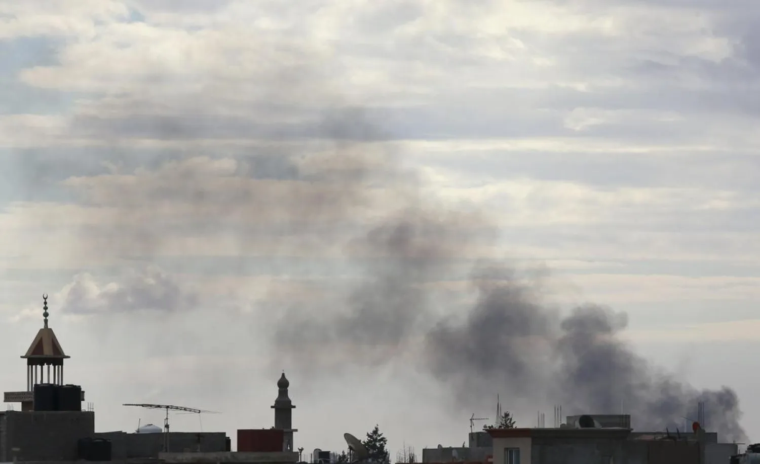 Black smoke billows in the sky above areas where clashes took place between different factions, in Benghazi, Libya December 15, 2015. REUTERS/Esam Omran Al-Fetori