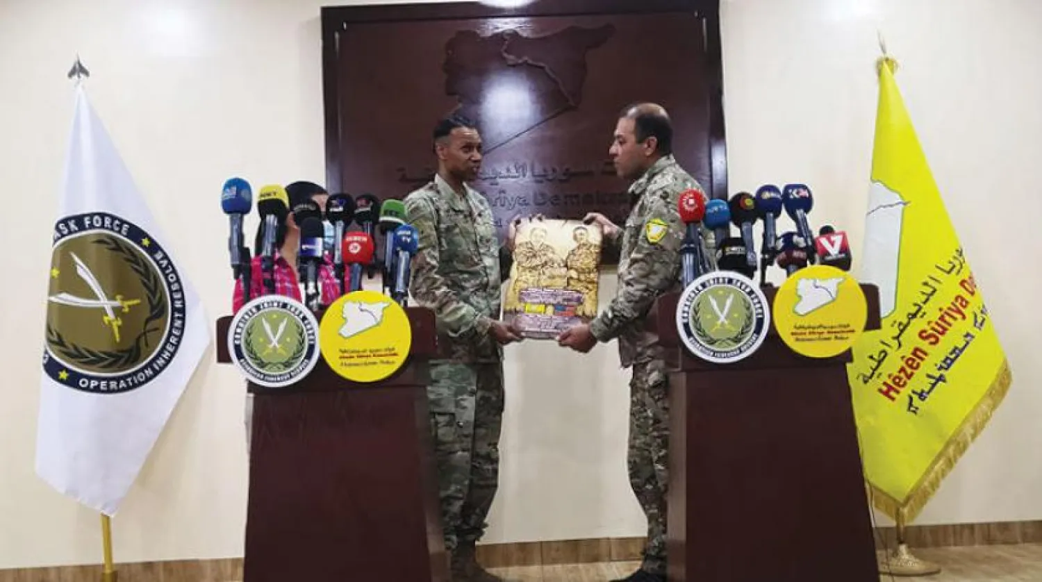 Uluslararası Koalisyon’un Haseke’de bulunan askeri üssünde bir basın toplantısı düzenleyen Myles Caggins (solda) ve Mustafa Bali (Şarku’l Avsat)