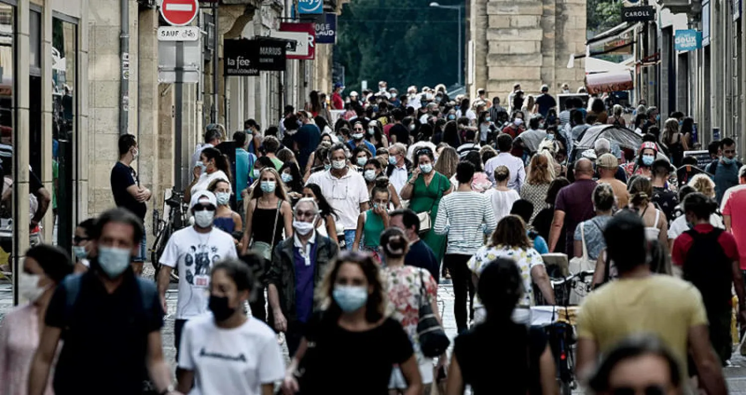 عشرات المارة يتجولون في بوردو ويرتدي بعضهم كمامات السبت (أ.ف.ب)