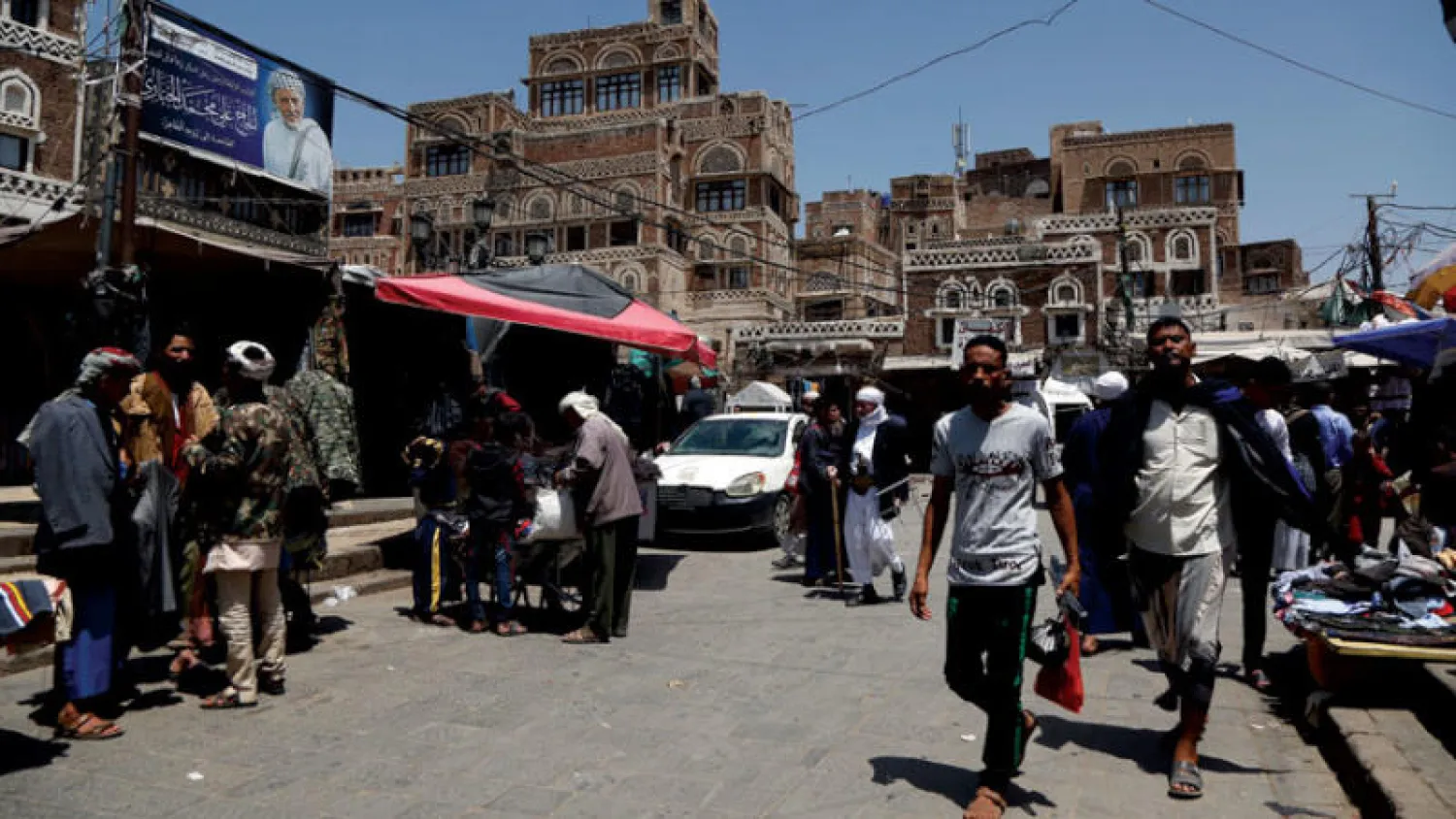 يمنيون في المدينة القديمة بالعاصمة صنعاء أول من أمس (غيتي)