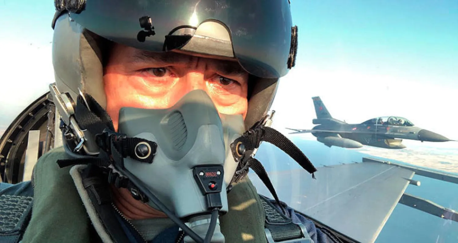 وزير الدفاع التركي خلوصي أكار يجلس داخل مقاتلة «إف 16» في قاعدة عسكرية غرب البلاد الأربعاء الماضي (أ.ب)