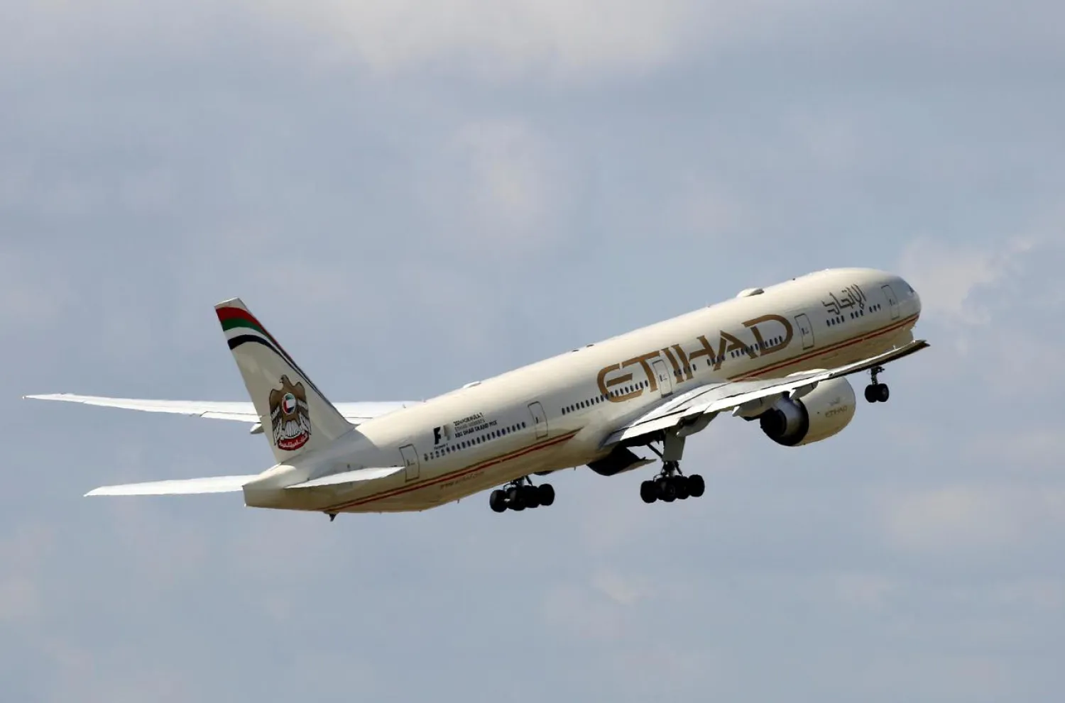FILE PHOTO - An Etihad Airways Boeing 777-3FX company aircraft takes off at the Charles de Gaulle airport in Roissy, France, August 9, 2016. REUTERS/Jacky Naegelen/File Photo
