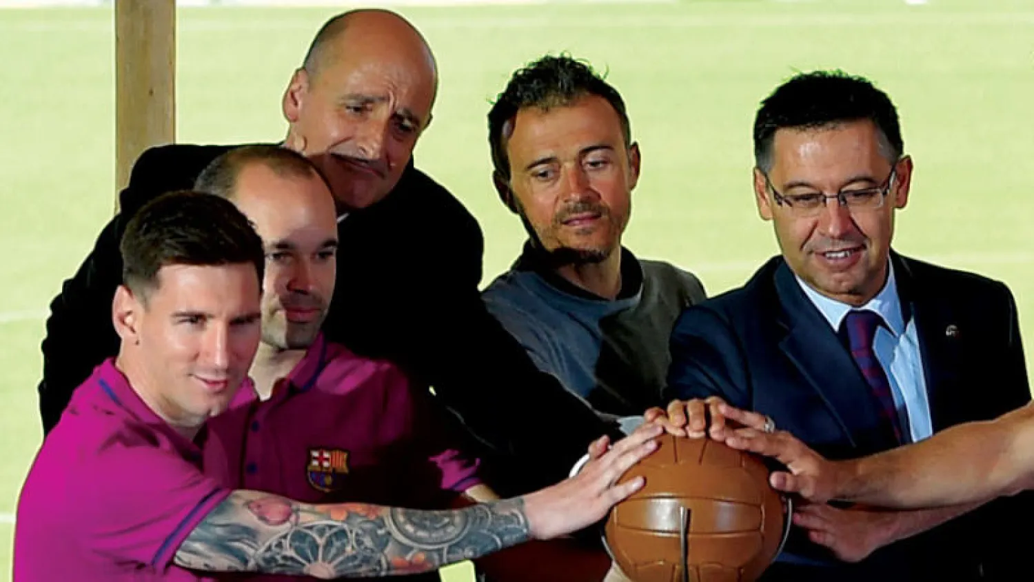 انسجام قبل أن تهب العاصفة... ميسي وبارتوميو وآخرون في النادي الكاتالوني (أ.ف.ب)
