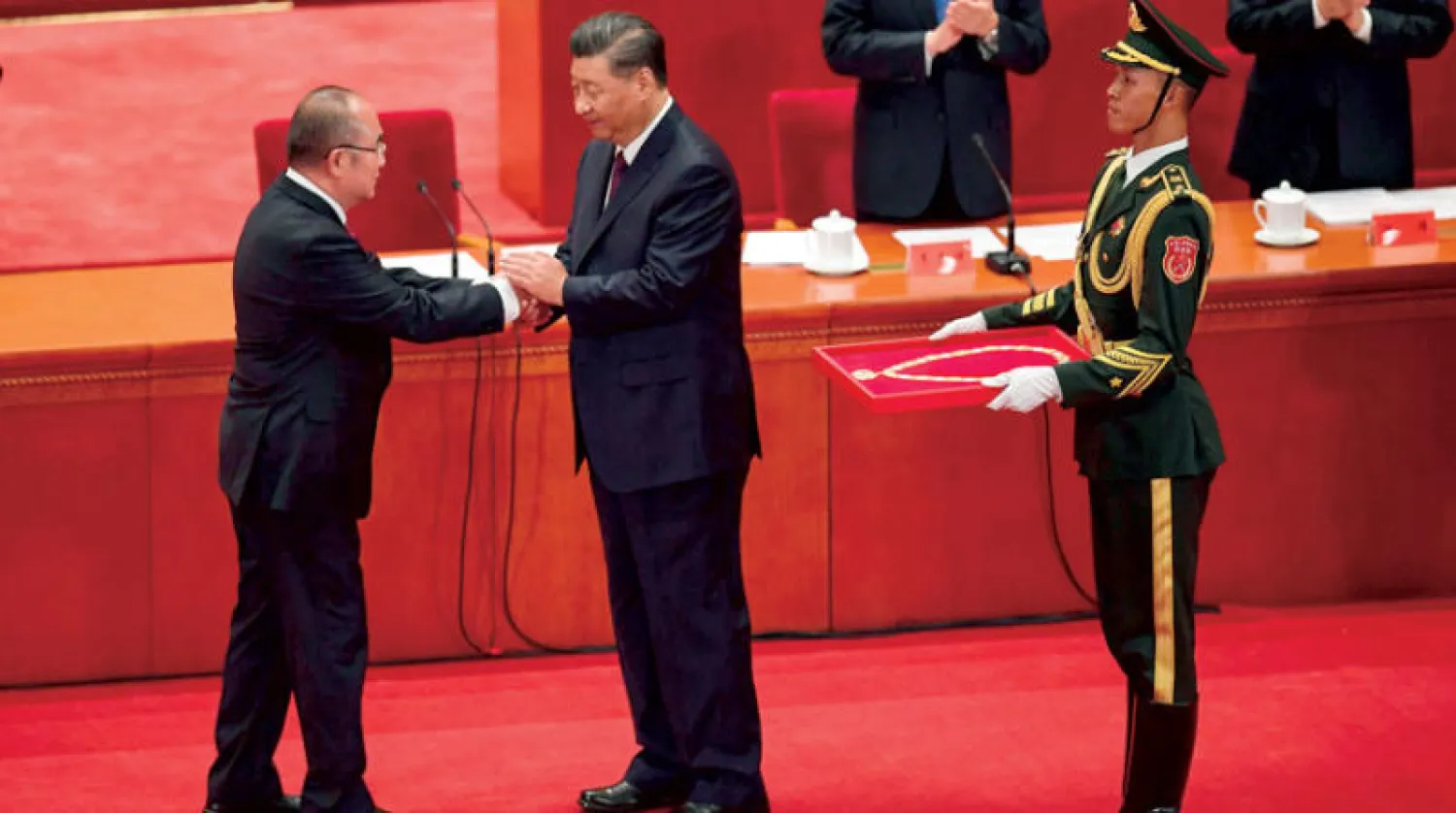 الرئيس الصيني يسلم مدير مستشفى ووهان جائزة أمس (أ.ف.ب)