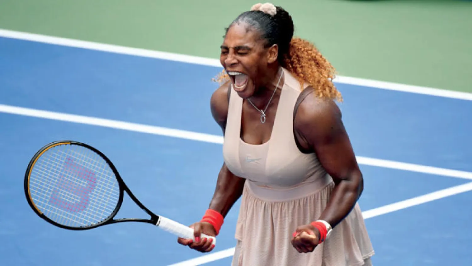 سيرينا تصرخ احتفالاً بفوزها على ساكاري (رويترز)