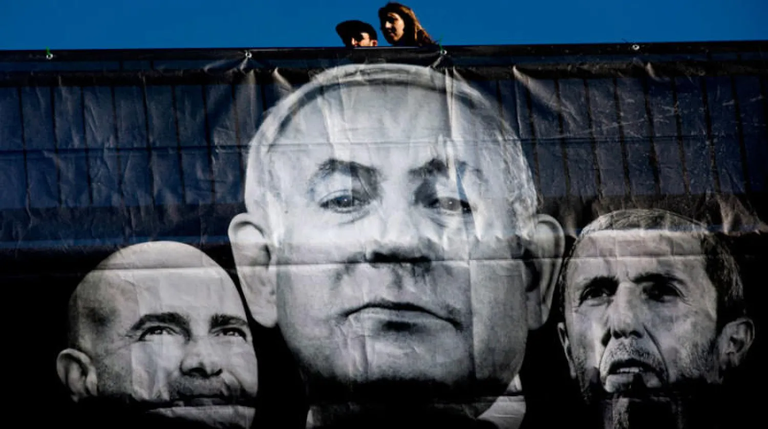 لافتة انتخابية لنتنياهو مارس الماضي يبدو فيها إلى اليسار أمير أوحانا الذي أصبح وزيراً للداخلية (أ.ب)