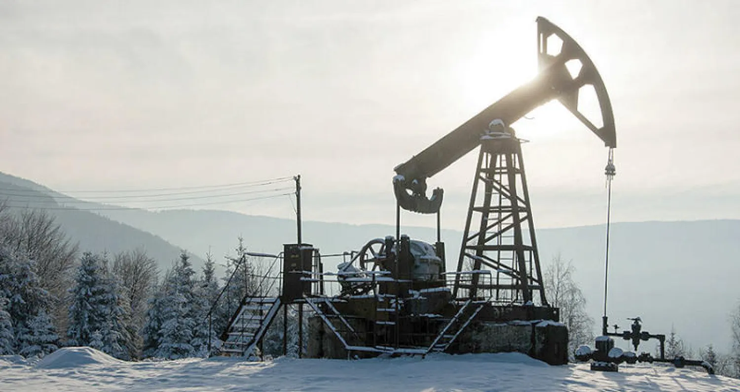 تخفض أوبك+ الإنتاج 7.7 مليون برميل يومياً حتى ديسمبر لدعم الأسعار مع تضرر الطلب بسبب كورونا (رويترز)