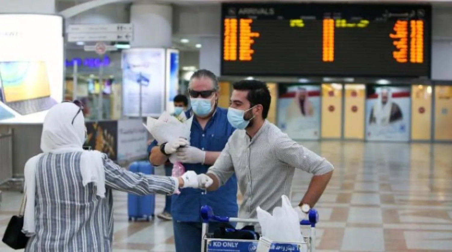 مسافرون في مطار الكويت الدولي (أ.ف.ب)