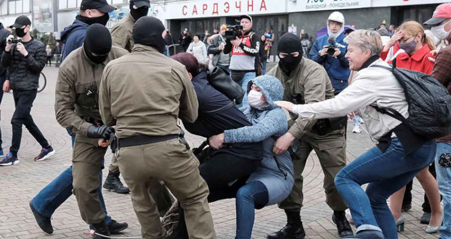 قوات أمن تعتقل متظاهرات خلال احتجاج على اعتقال كوليسنيكوفا أمس (رويترز)