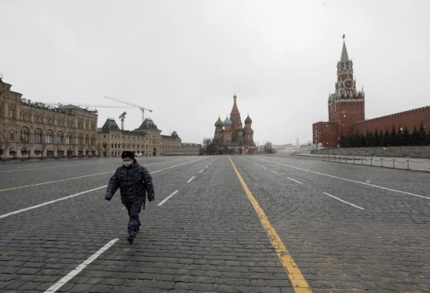 ضابط روسي يرتدي قناعا واقيا في الميدان الأحمر بموسكو (أرشيفية - رويترز)