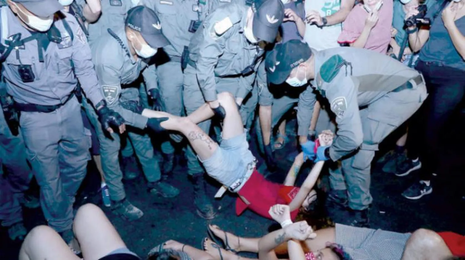 Netanyahu’ya yönelik düzenlenen gösteriler sürüyor. (Reuters)