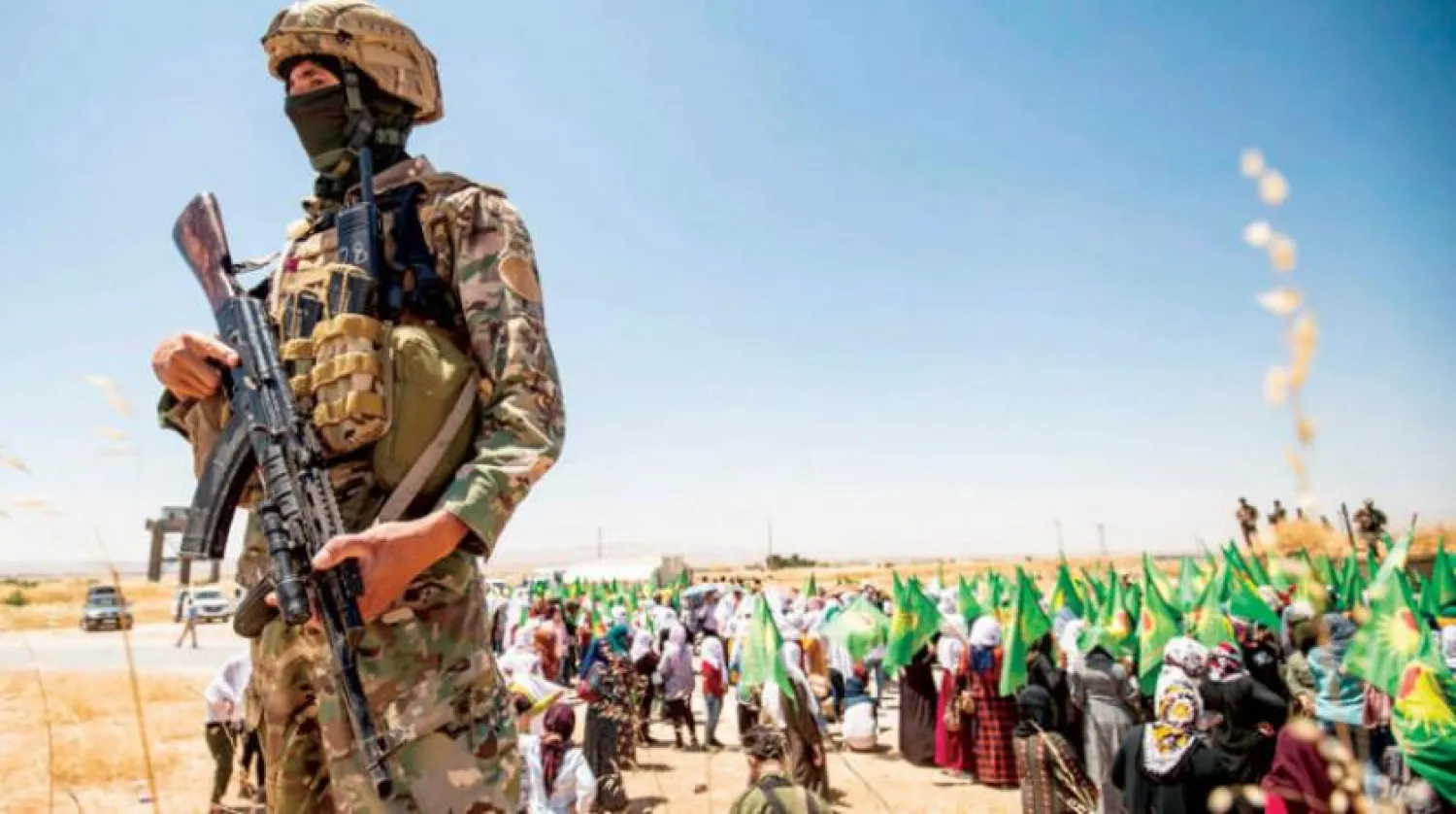 Suriye Demokratik Güçleri üyeleri Kürt kalabalıkları arasında (AFP)