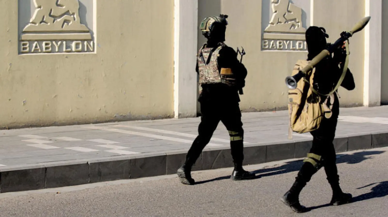 عنصران من «الحشد الشعبي» خلال جنازة في بغداد (أ.ف.ب)