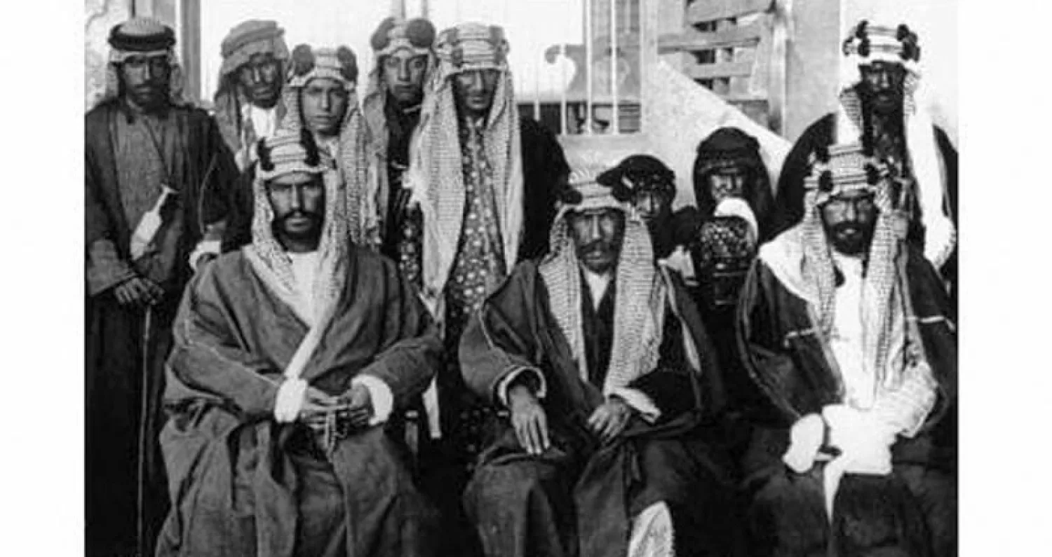  الملك عبد العزيز في الكويت مع الأمير مبارك الصباح ويرافق الملك أخوانه محمد، مسعود، سعد، عبد الله وابنه تركي (الصورة: وليم أتش. آي: شكسبير. المصدر: الجمعية الجغرافية الملكية)