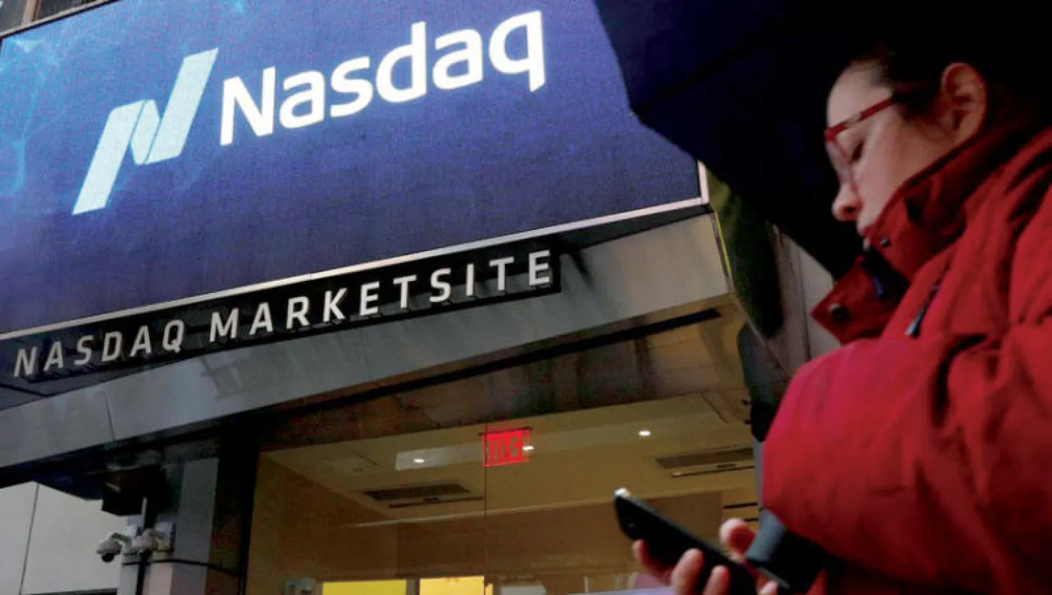 التقطت الأسواق العالمية أنفاسها أمس بعد أيام من التراجع (رويترز)