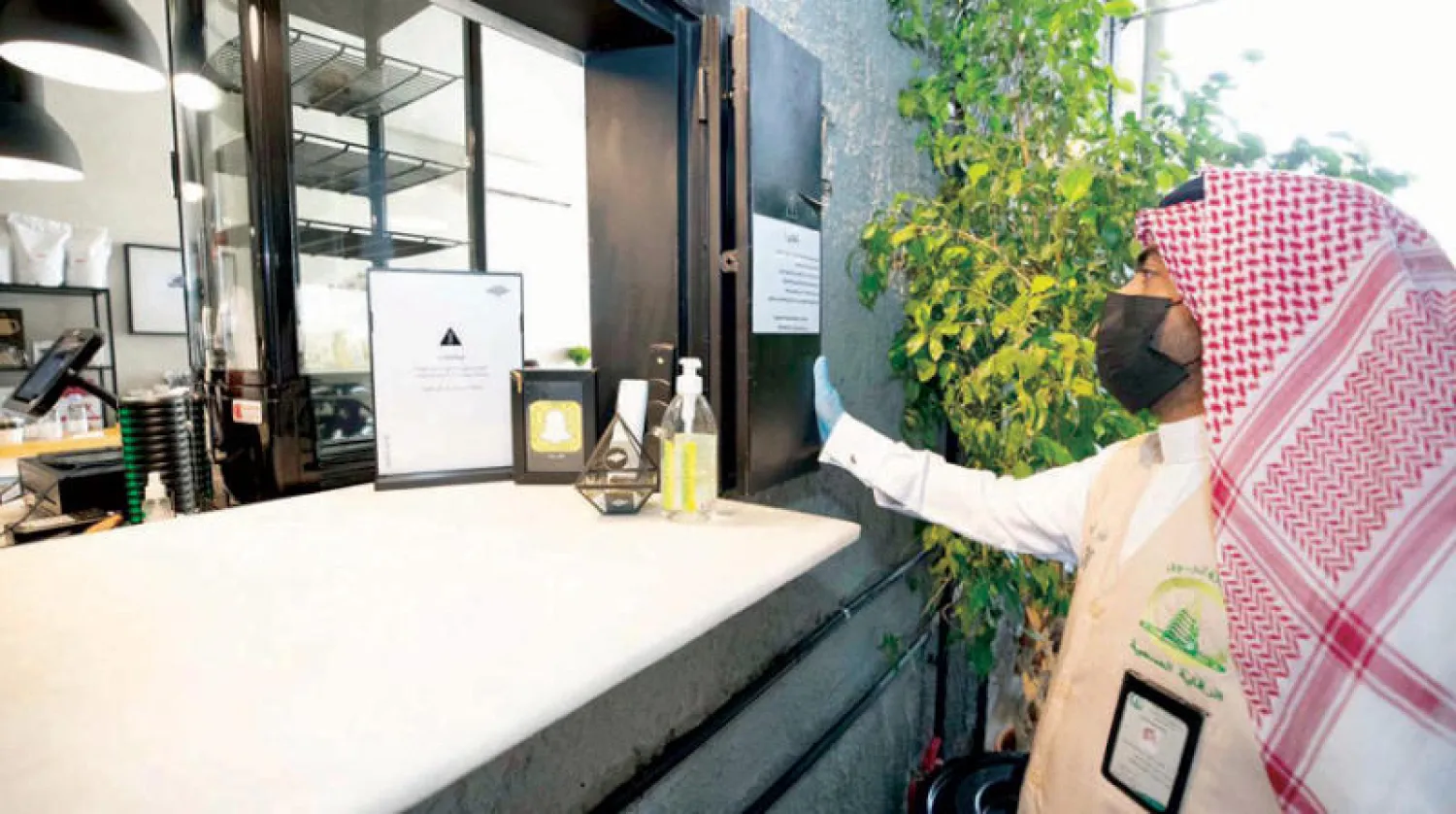 مراقبة مستمرة لتطبيق الإجراءات الاحترازية في المواقع التجارية السعودية (واس)