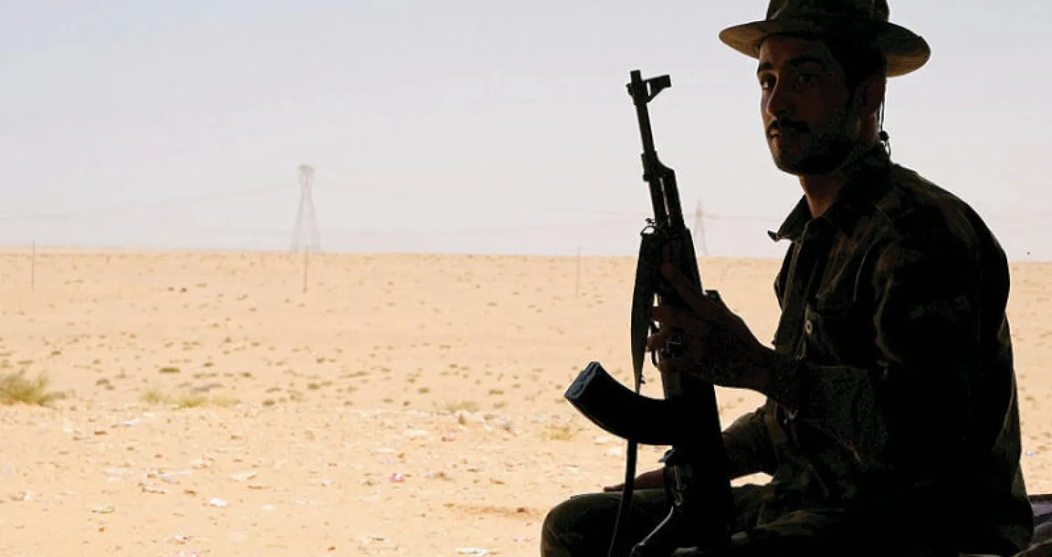 أحد عناصر «الجيش الوطني» الموالي لحفتر في معسكرات الجيش غرب سرت (رويترز)