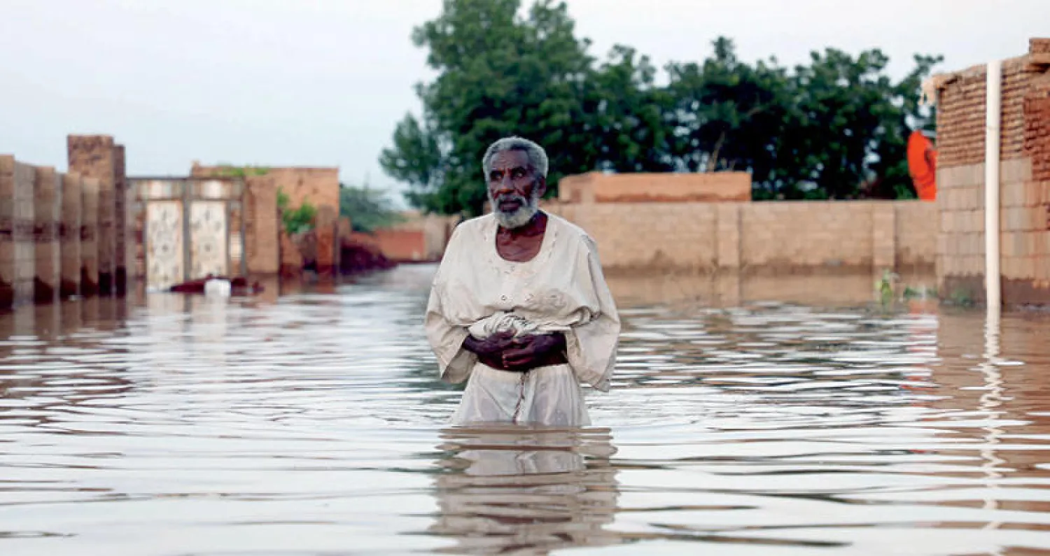 السيول تملأ الساحات والشوارع في بلدة أم دوم شرق الخرطوم (إ.ب.أ)