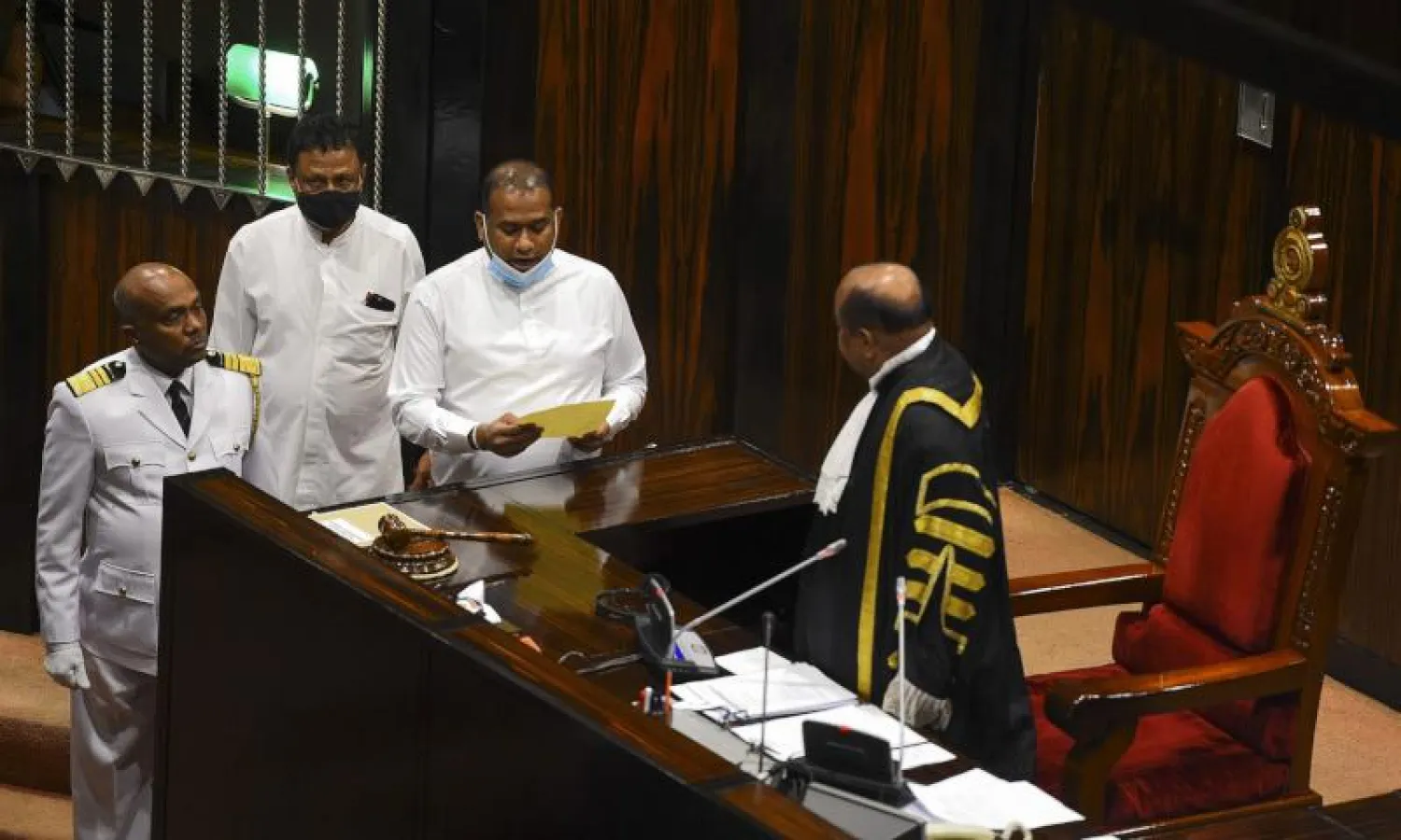 بريمالال جاياسيكارا خلال أداء اليمين نائباً في البرلمان السريلانكي (أ.ف.ب)