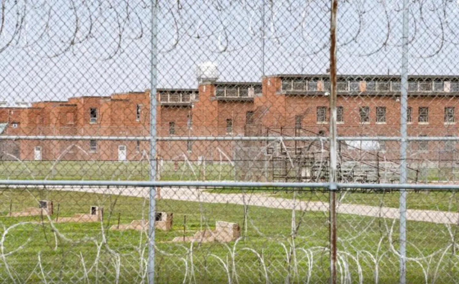 الجزء الخارجي من مؤسسة ماريون الإصلاحية في أوهايو حيث كانت هناك حالات إيجابية لفيروس كورونا (أرشيفية - رويترز)