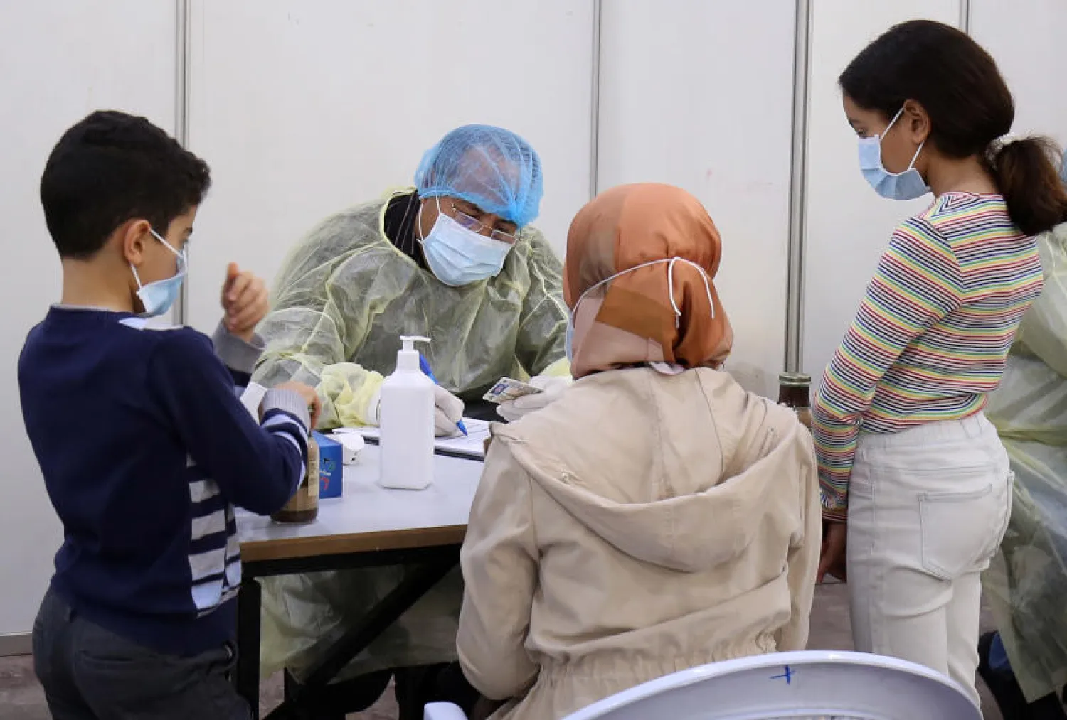 مقيمون في الكويت يُجرون فحوص التأكد من الإصابة بفيروس «كورونا» (أ.ف.ب)