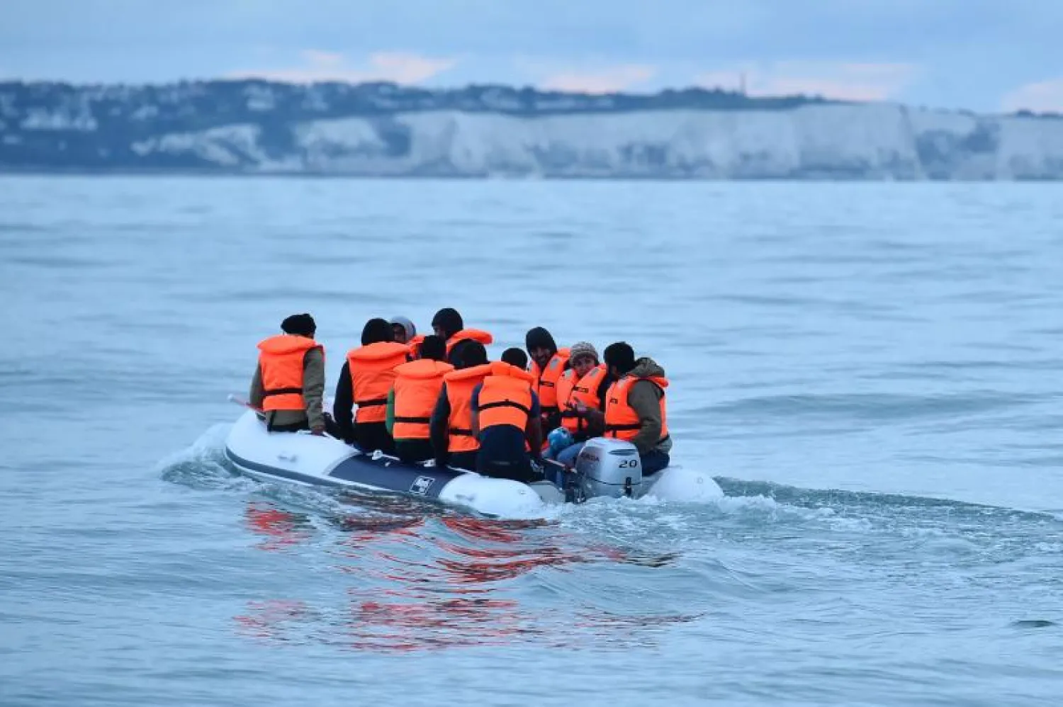 مهاجرون في قارب يتوجهون نحو الساحل الجنوبي لإنجلترا بعد عبورهم من فرنسا (أ.ف.ب)