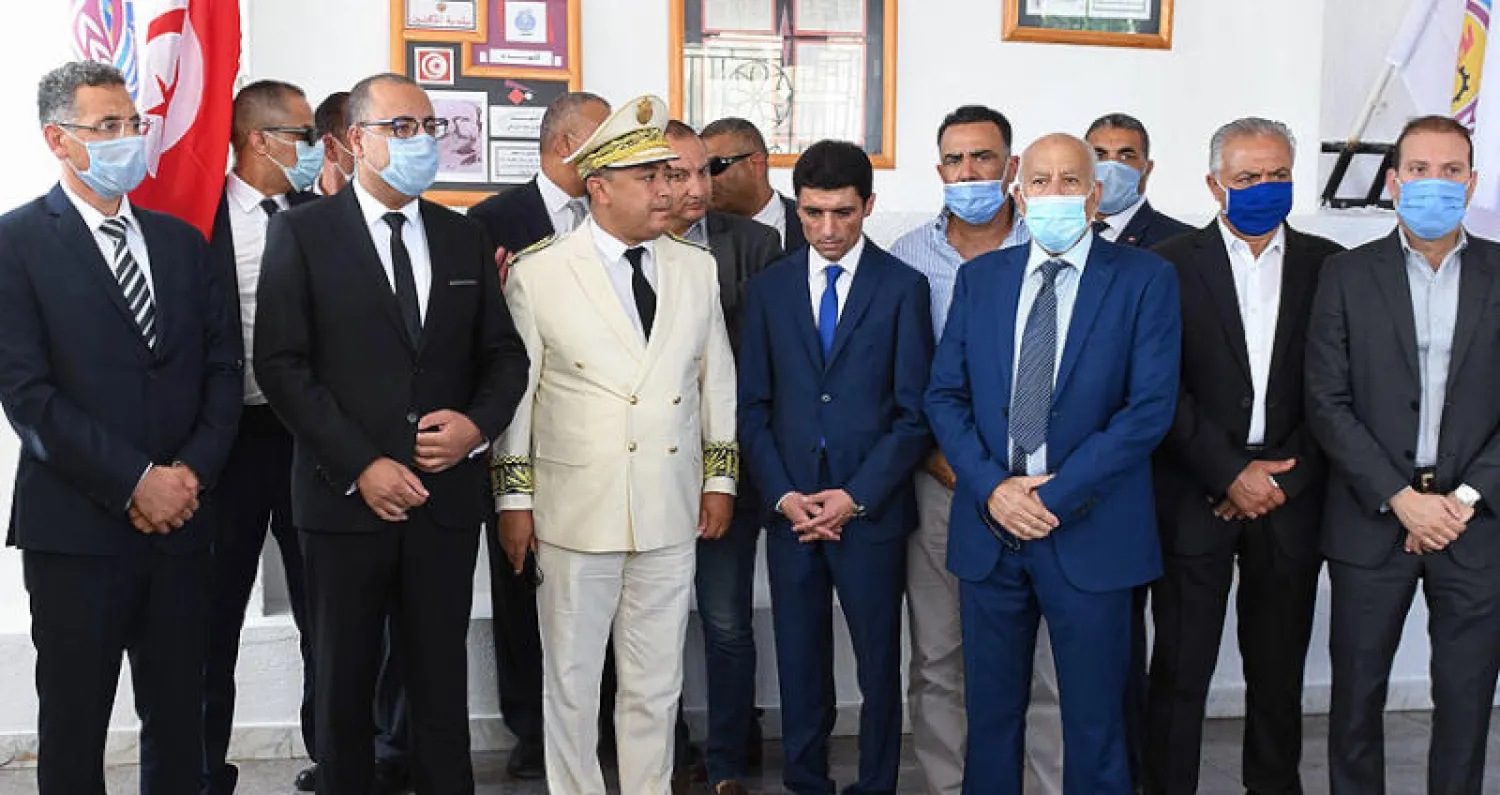 هشام المشيشي مع عدد مع أعضاء فريقه الحكومي (أ.ف.ب)