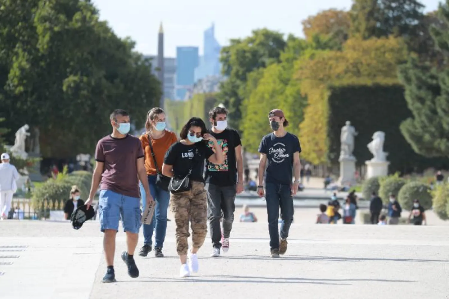 أشخاص يرتدون كمامات في شارع بفرنسا (أ.ف.ب)